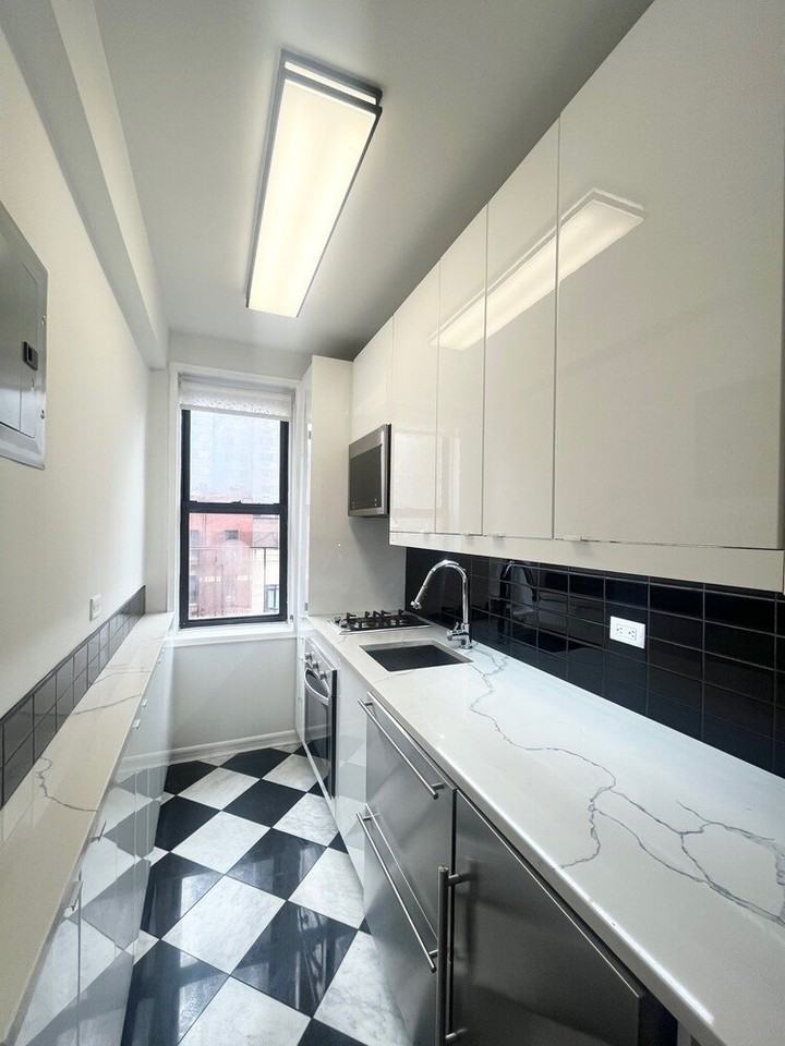 242 E 38th St #6D - Photo 2 of 8