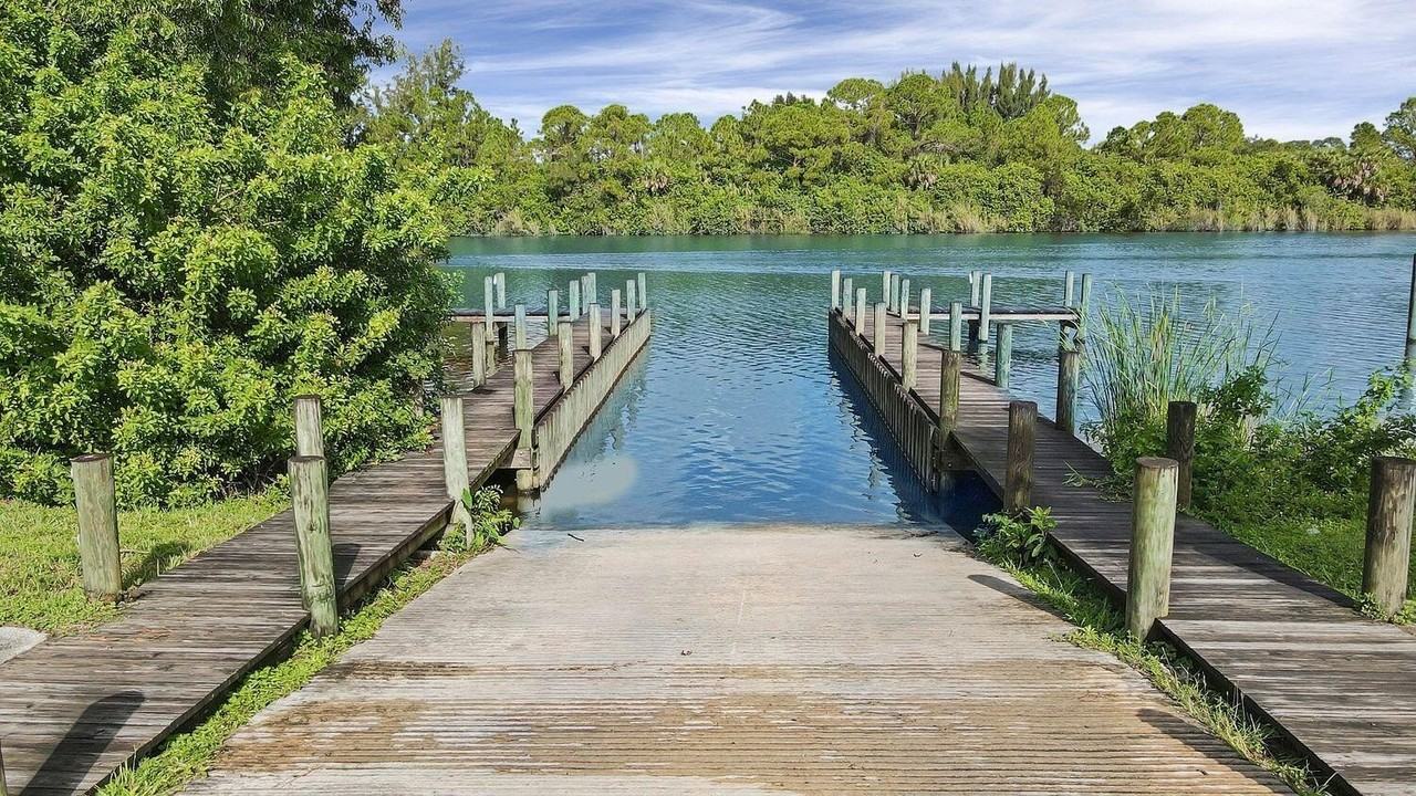 2698 Sw Versailles Ter - Photo 3 of 38