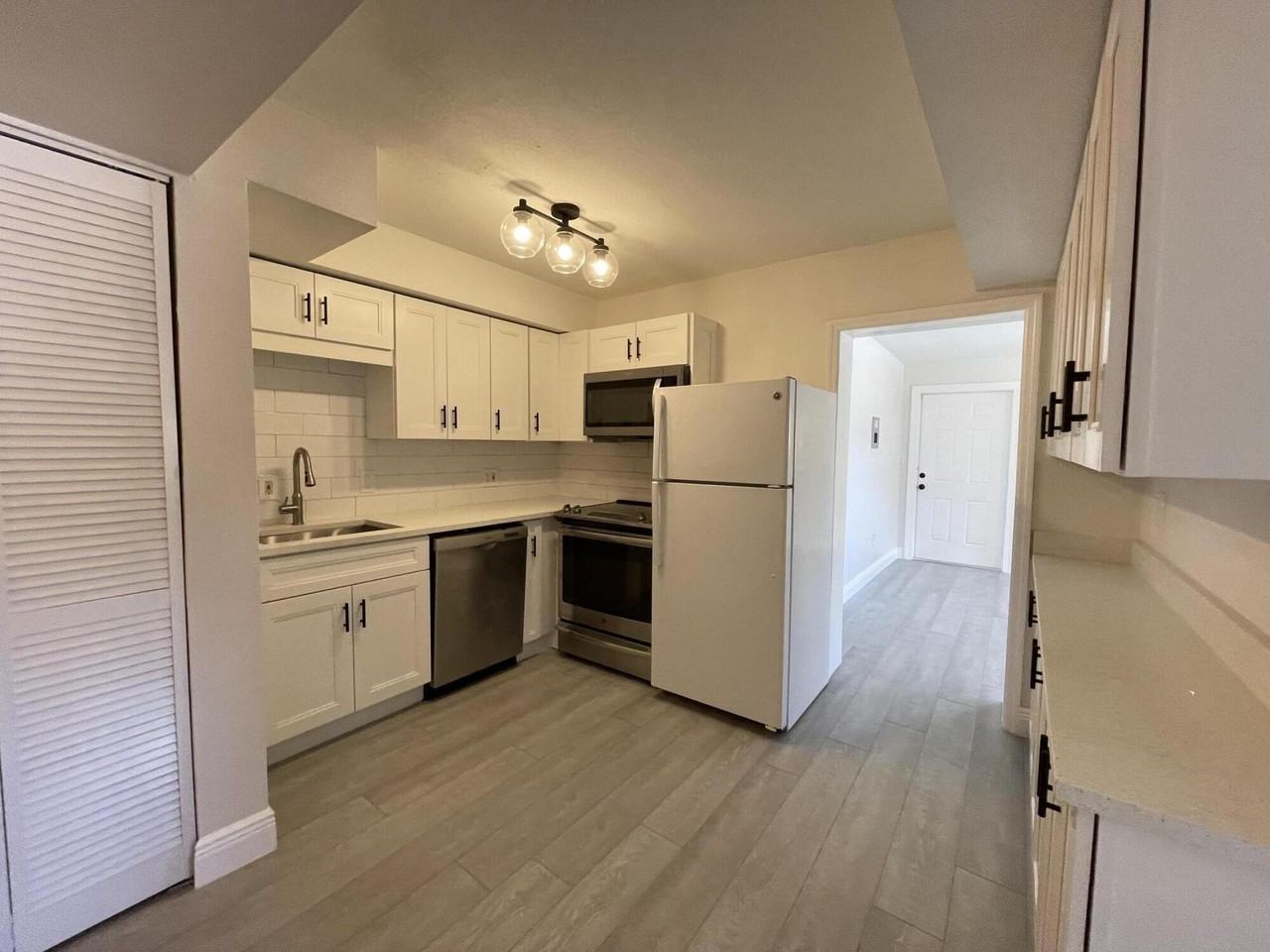 701 Se 4th St #WEST - Photo 3 of 33