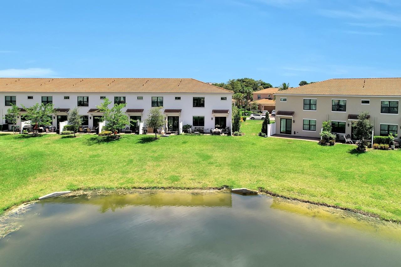 10043 Akenside Dr - Photo 3 of 34