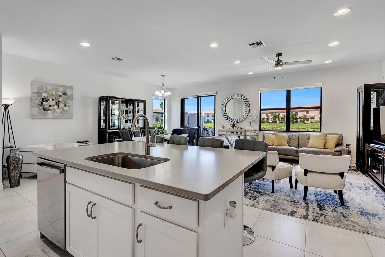 10043 Akenside Dr - Photo 4 of 34