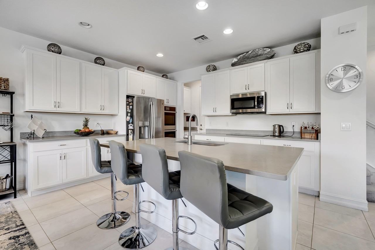 10043 Akenside Dr - Photo 6 of 34