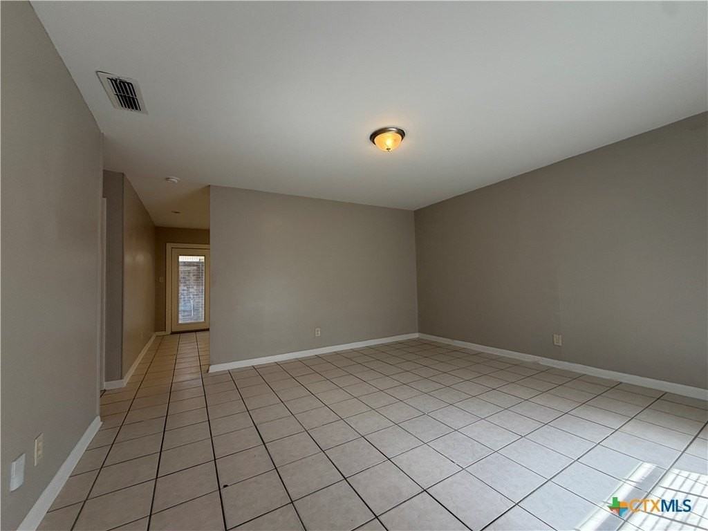 111 Lancelot St - Photo 3 of 9