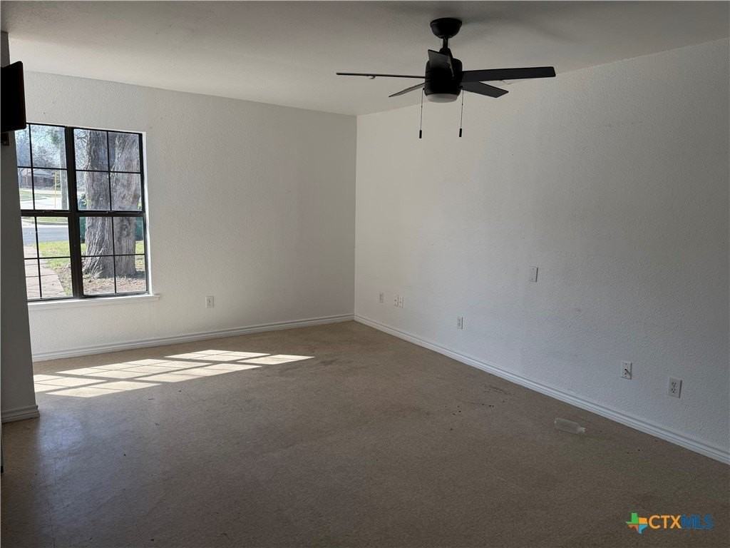 809 W Avenue D - Photo 4 of 18