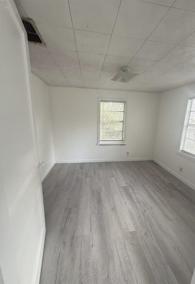 3417 Laura St - Photo 6 of 11