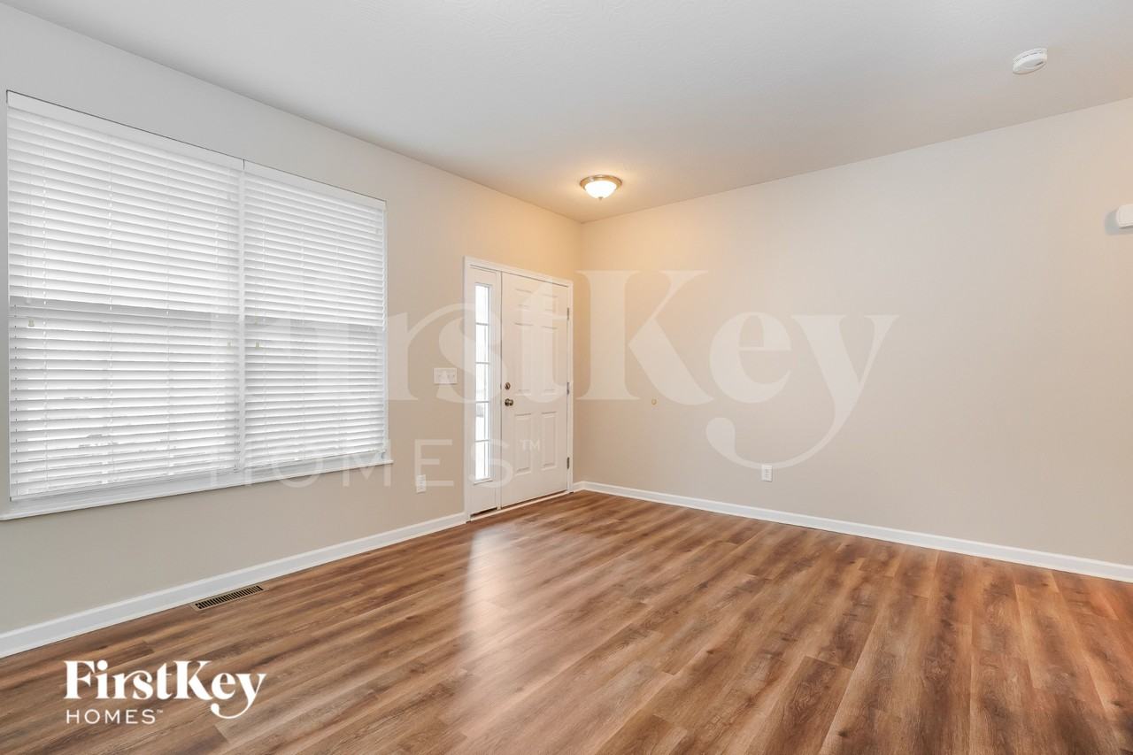 920 Salinger Dr - Photo 2 of 19