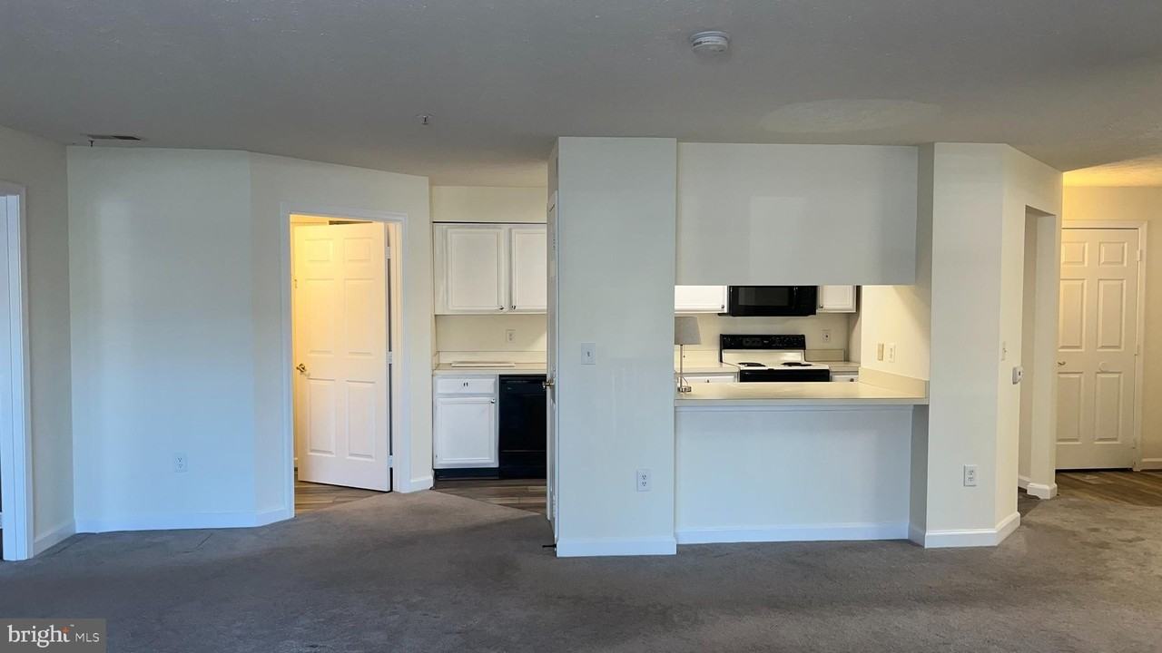 625 Admiral Dr Unit 205 - Photo 3 of 26