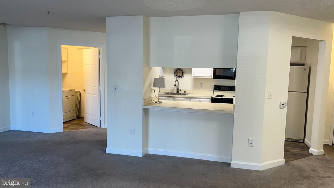 625 Admiral Dr Unit 205 - Photo 4 of 26