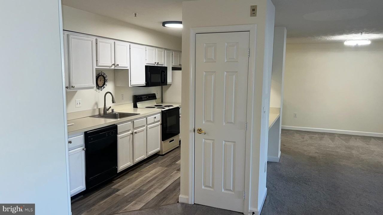 625 Admiral Dr Unit 205 - Photo 5 of 26