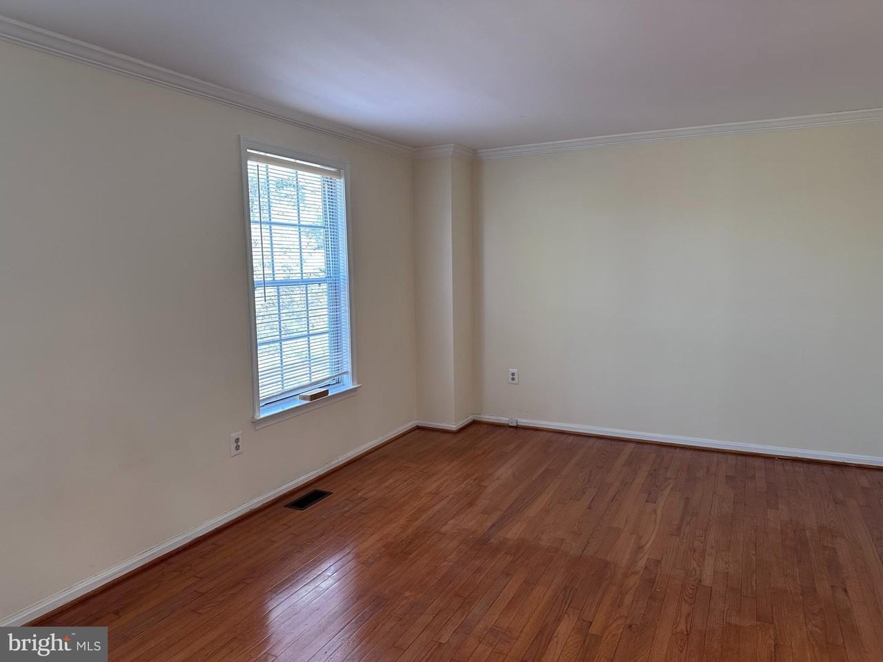 10523 Polk Square Ct - Photo 6 of 31