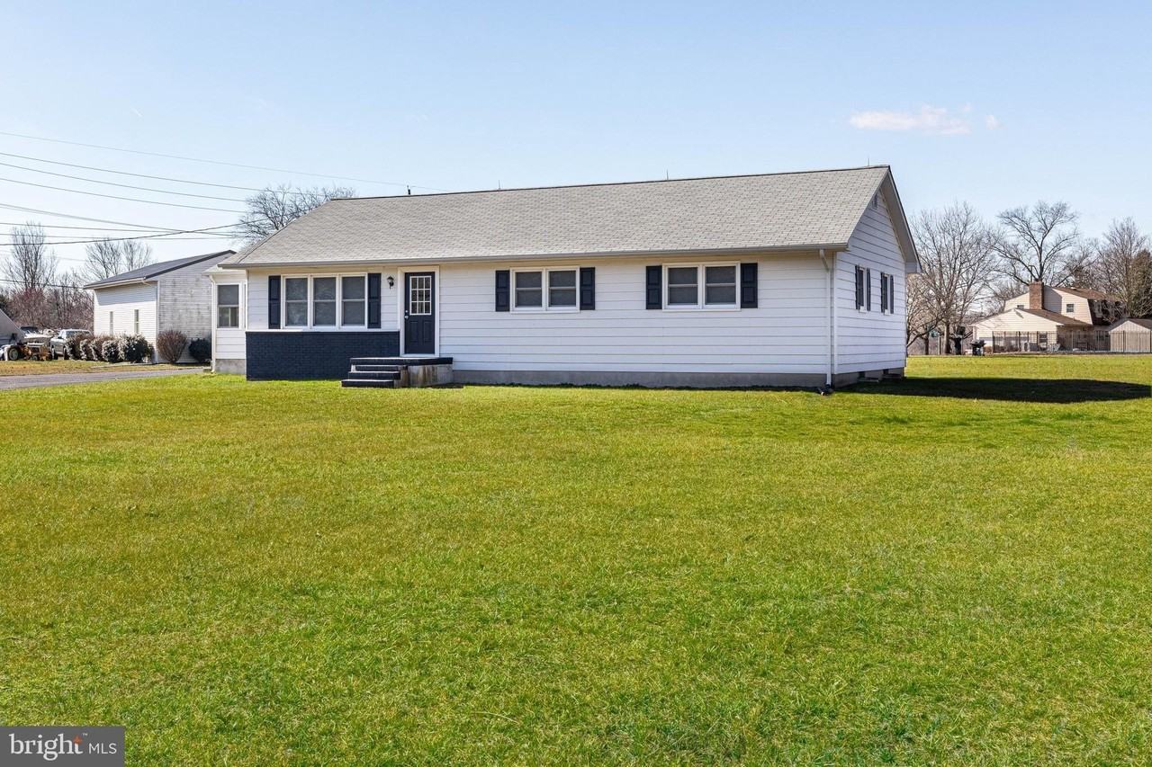 303 Eayrestown Rd - Photo 2 of 18