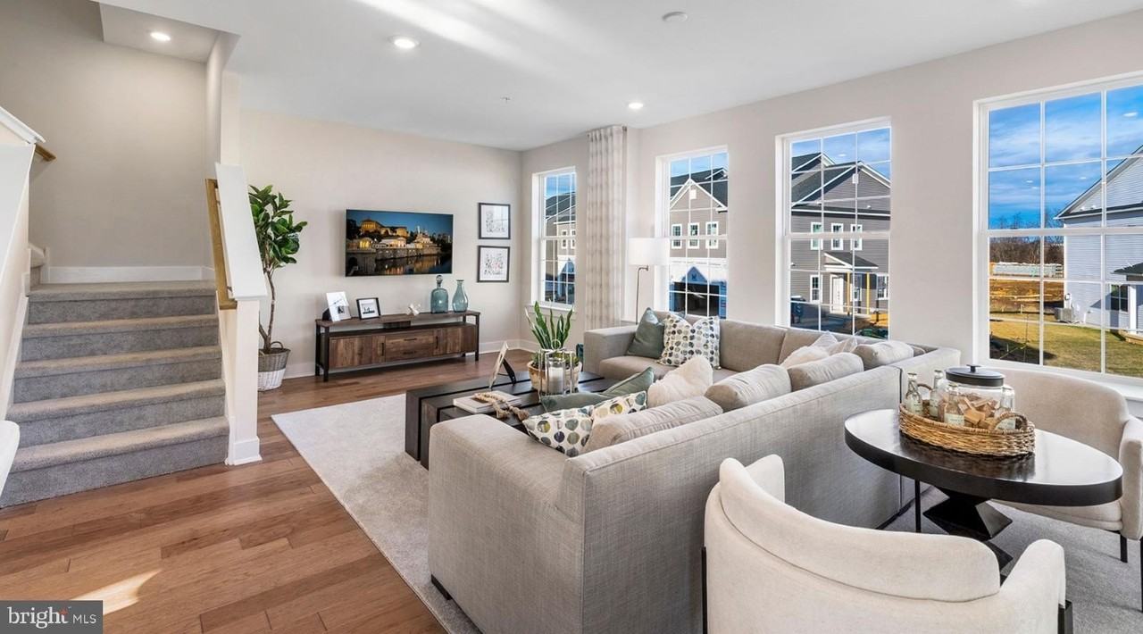 215 Red Leaf Ln - Photo 2 of 10