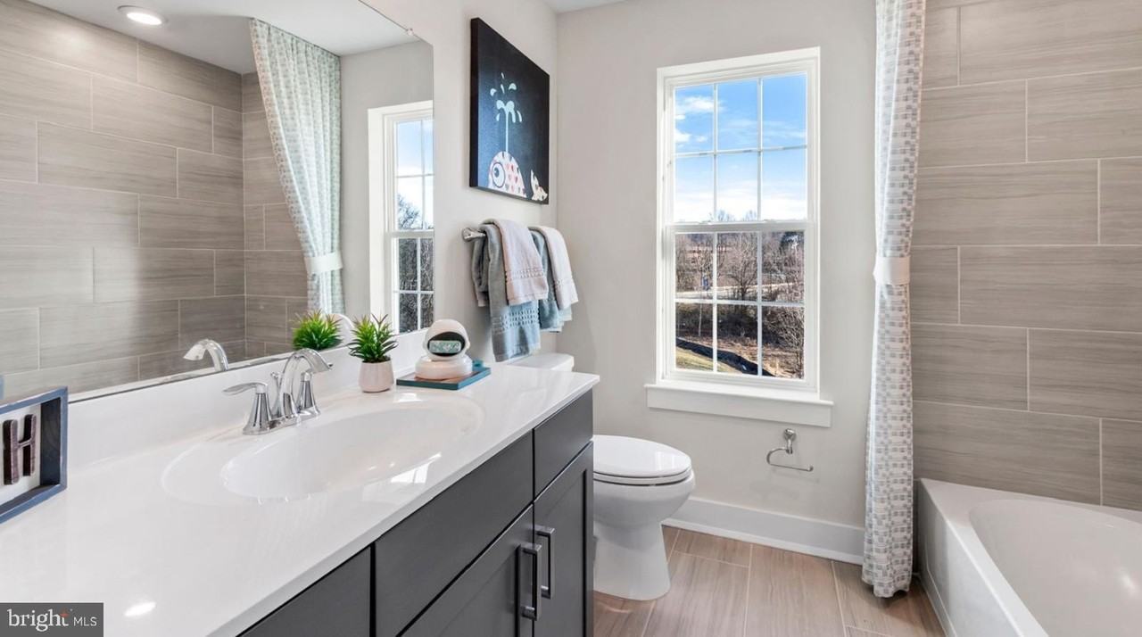 215 Red Leaf Ln - Photo 4 of 10