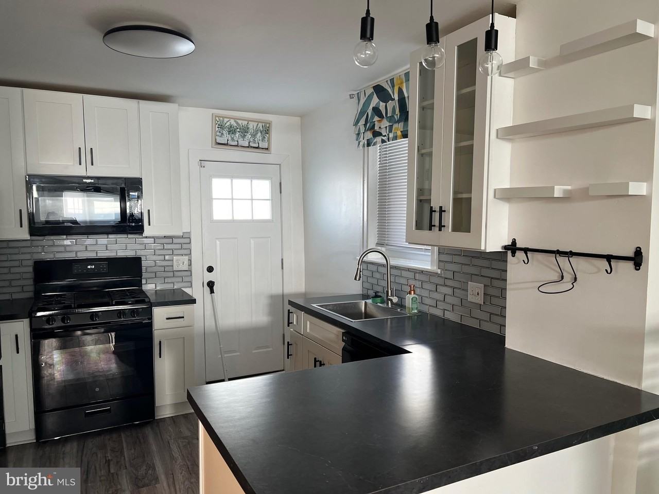 136 Davis St - Photo 3 of 16