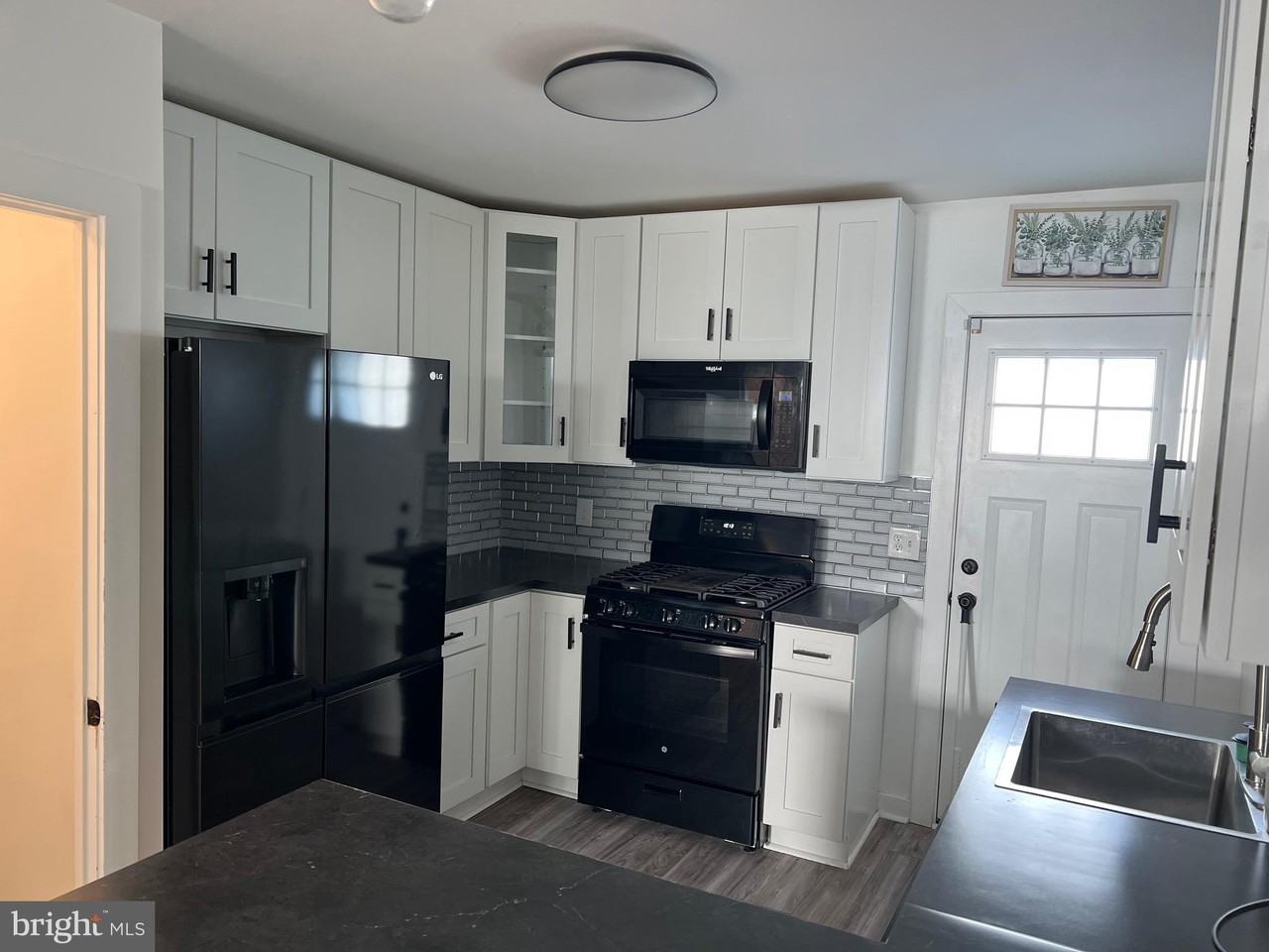 136 Davis St - Photo 4 of 16