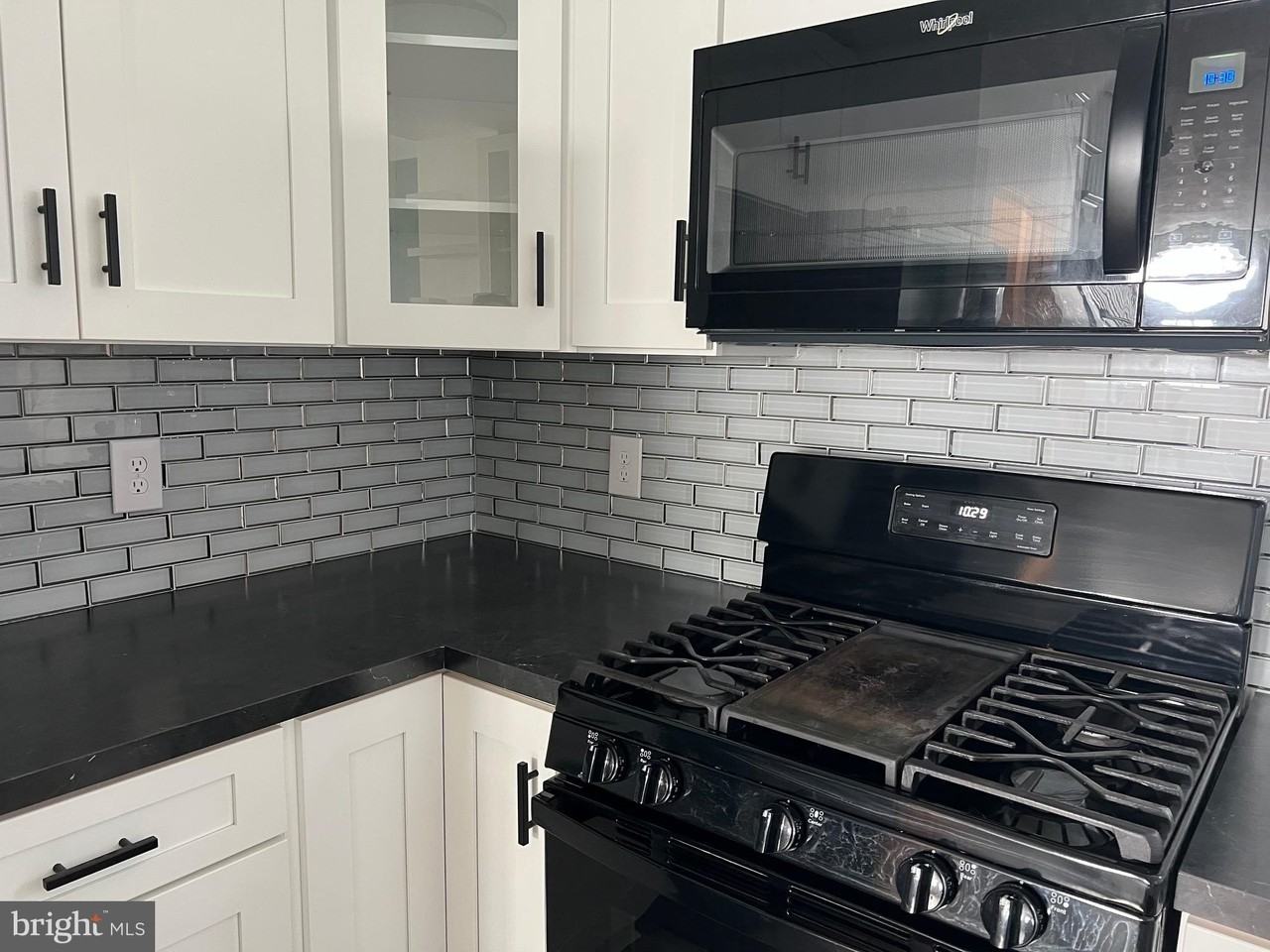 136 Davis St - Photo 5 of 16