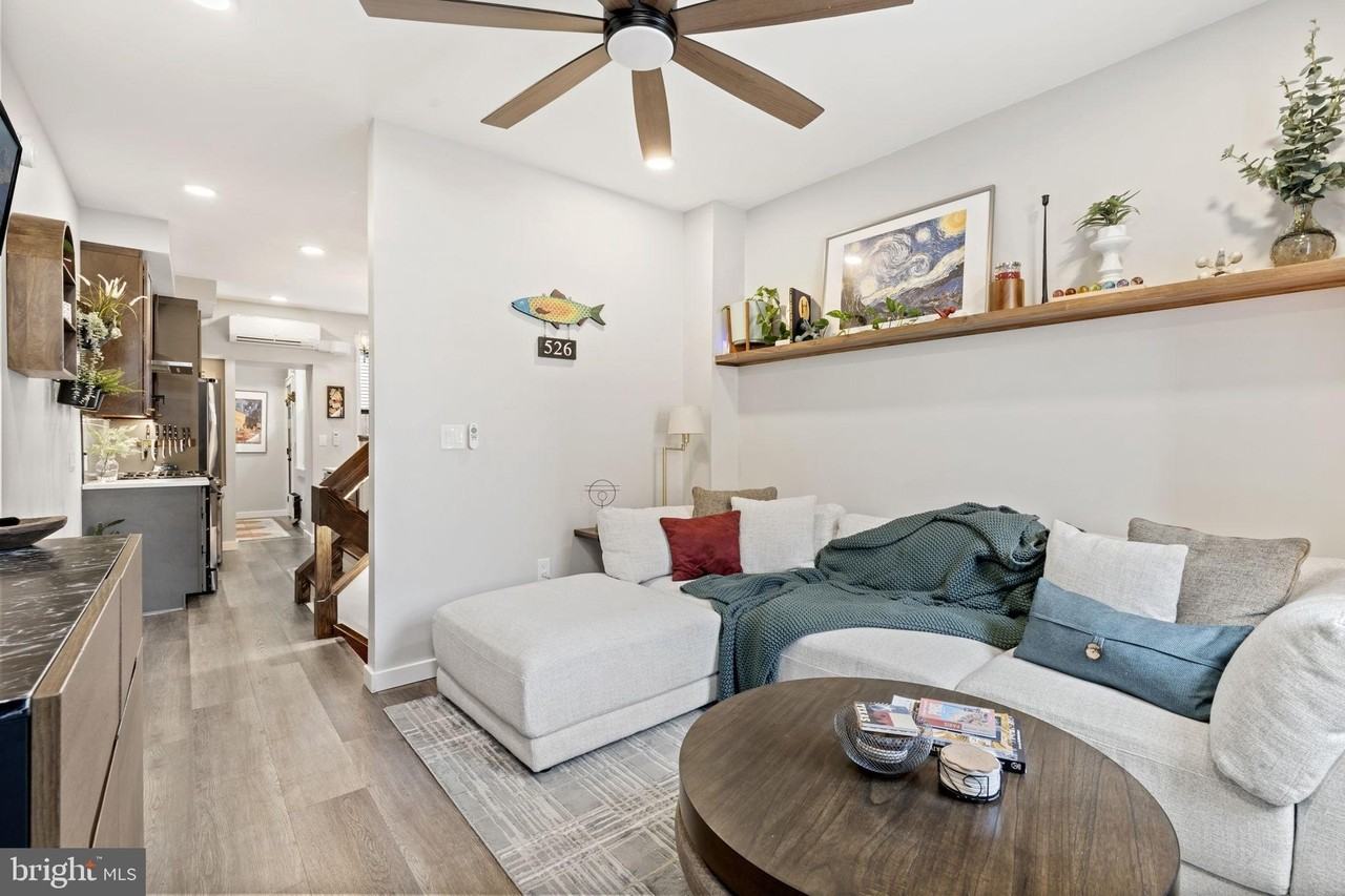 526 E Thompson St - Photo 2 of 44