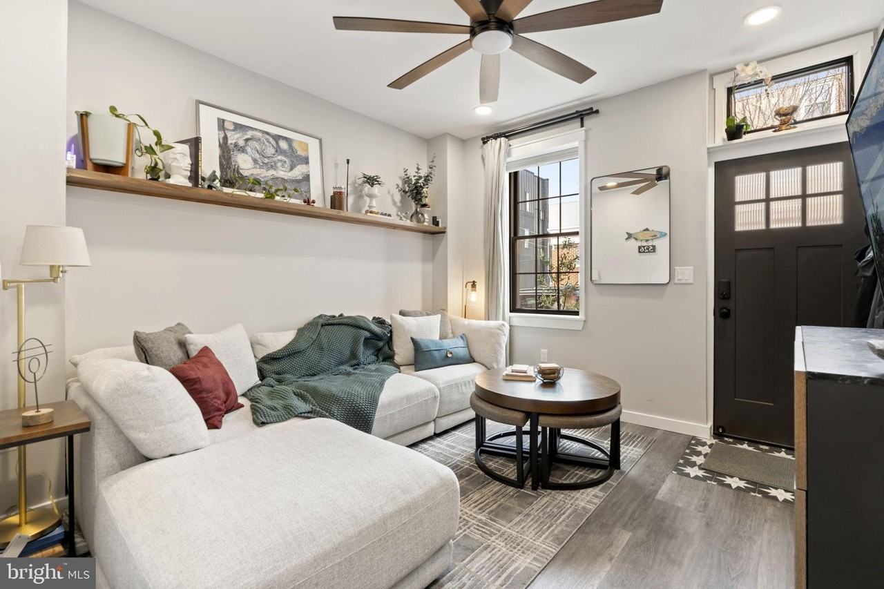 526 E Thompson St - Photo 3 of 44