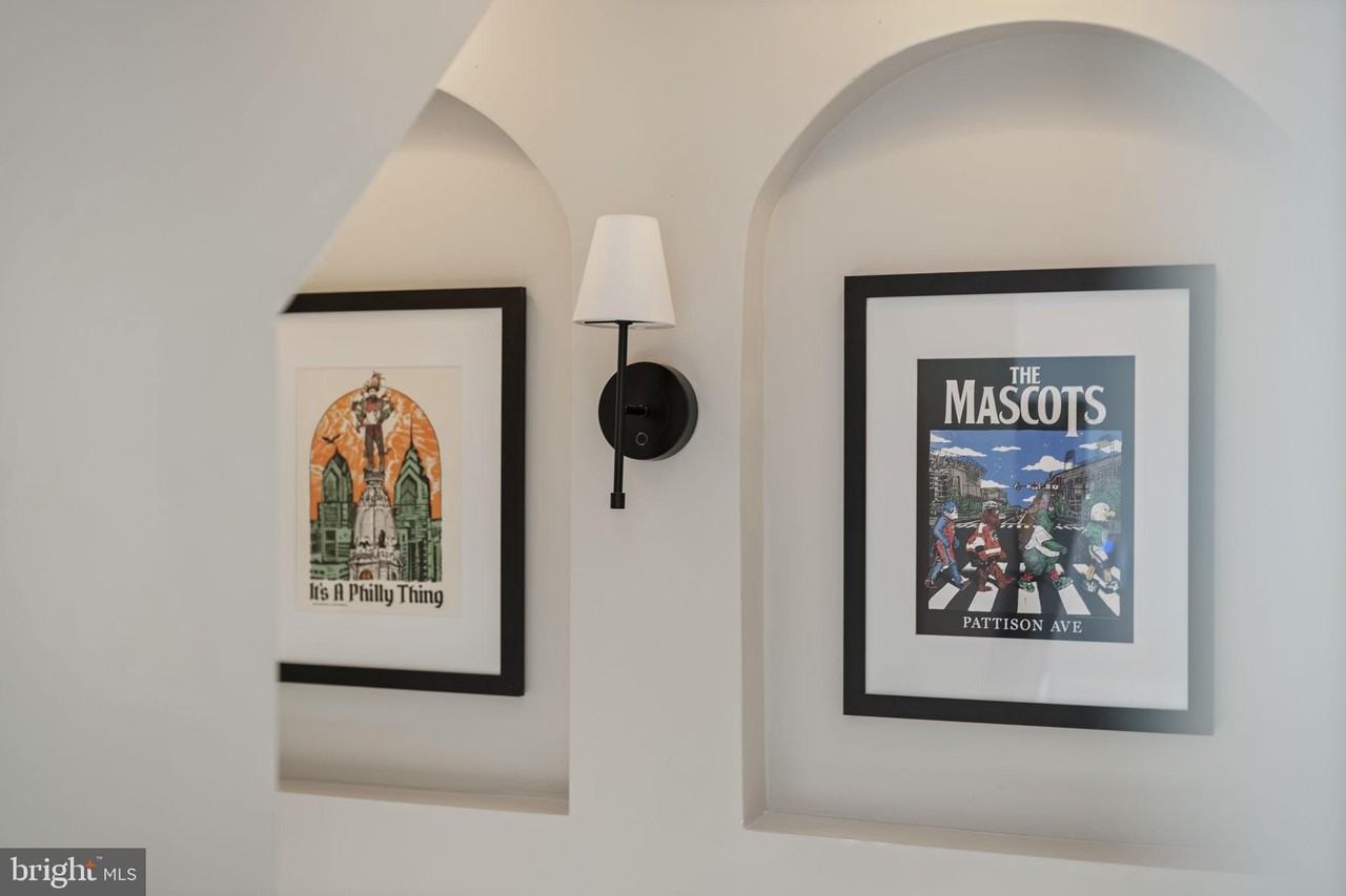 526 E Thompson St - Photo 6 of 44