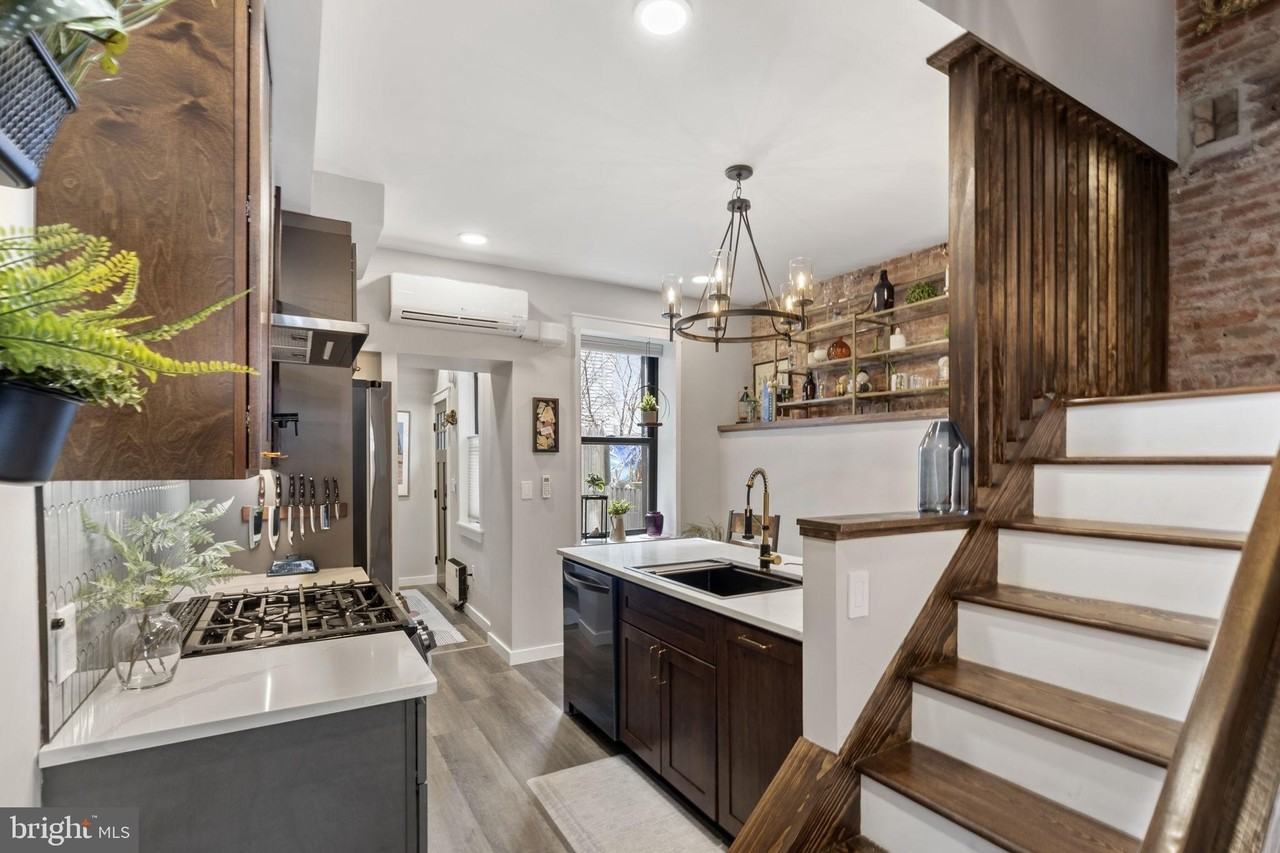 526 E Thompson St - Photo 7 of 44