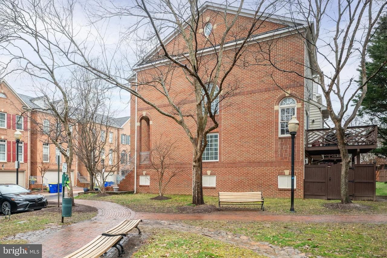 259 Murtha St - Photo 4 of 48