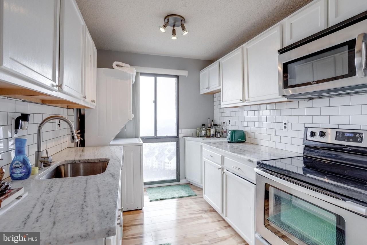 250 S Reynolds St Apt 1410 - Photo 4 of 22