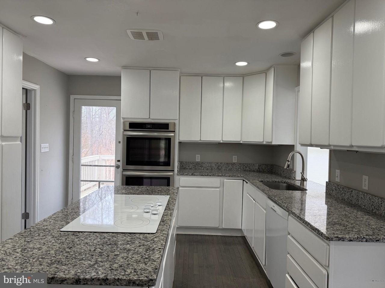 63 Lincoln Dr - Photo 7 of 48