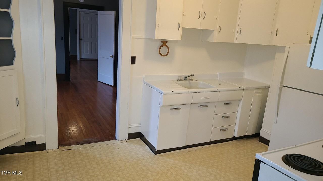 203 Delaware St Unit B - Photo 3 of 4