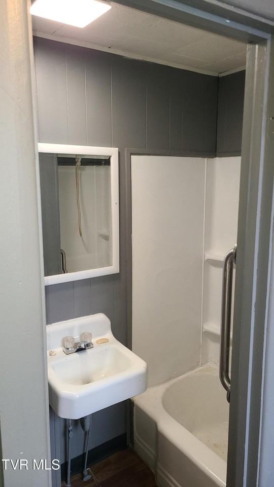 203 Delaware St Unit B - Photo 4 of 4