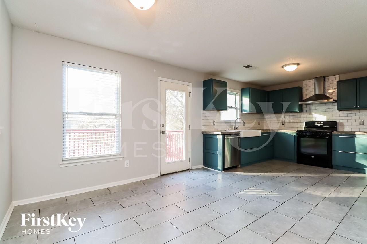 613 Pipkin Dr - Photo 5 of 15