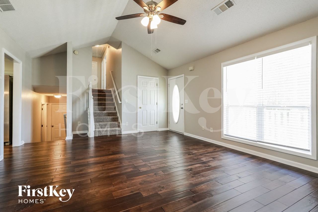 453 Jasmine Dr - Photo 3 of 15