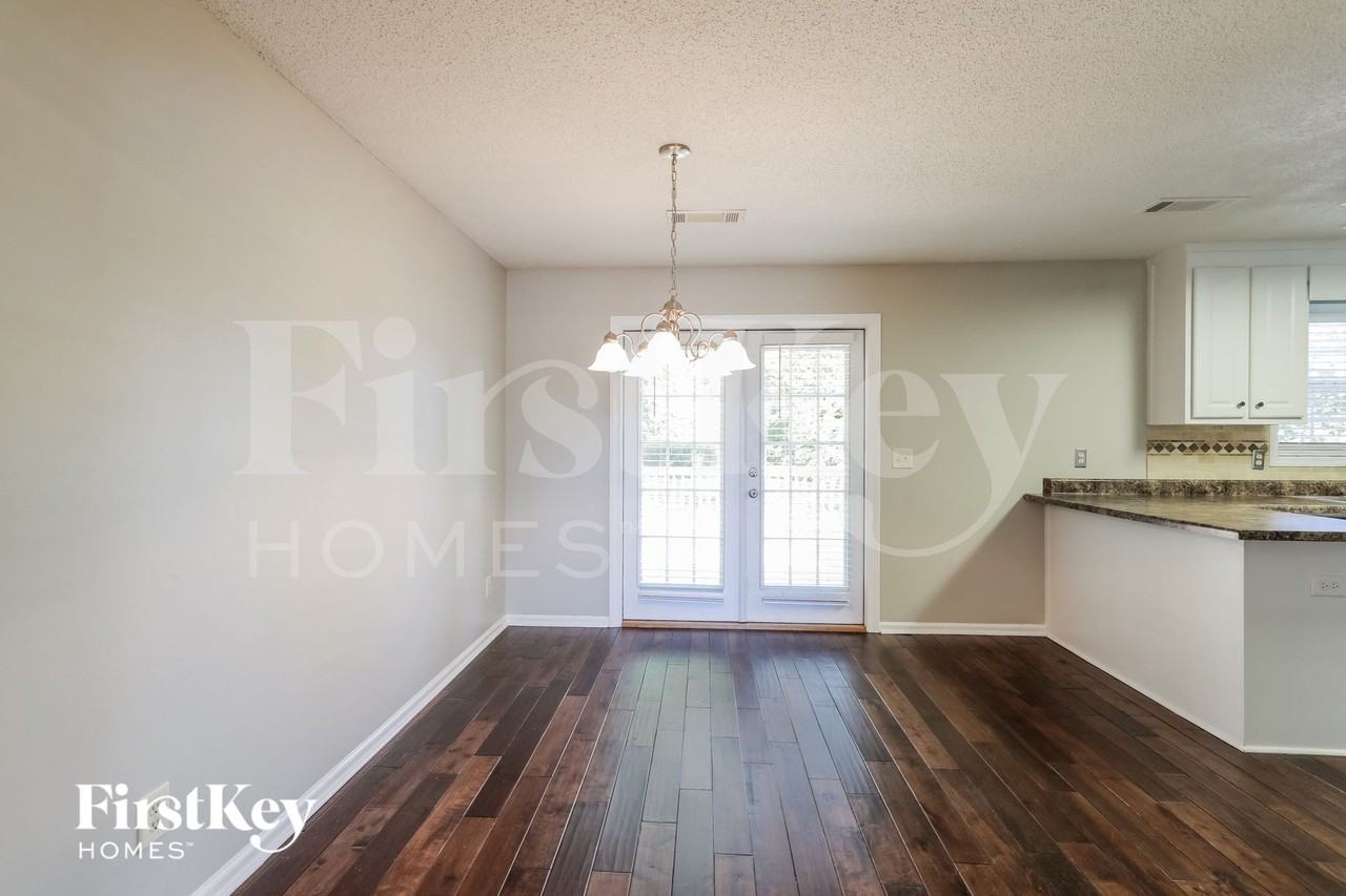 453 Jasmine Dr - Photo 4 of 15