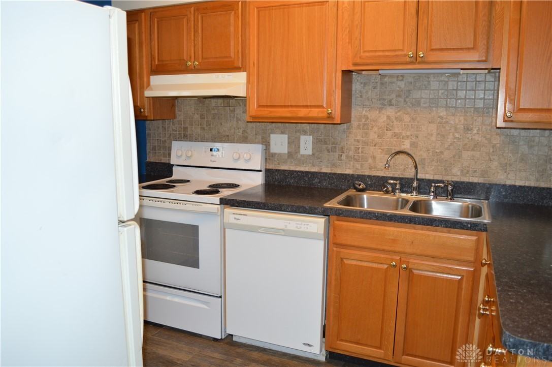 8340 Woodgrove Ct - Photo 4 of 15