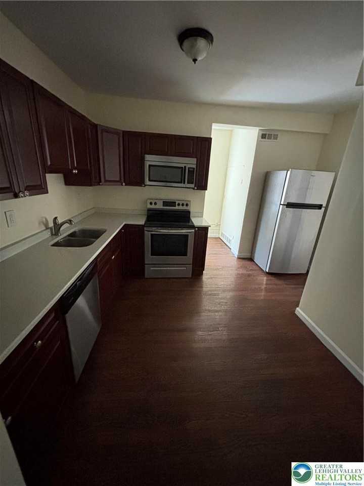 524 W Walnut St ##2 - Photo 4 of 10