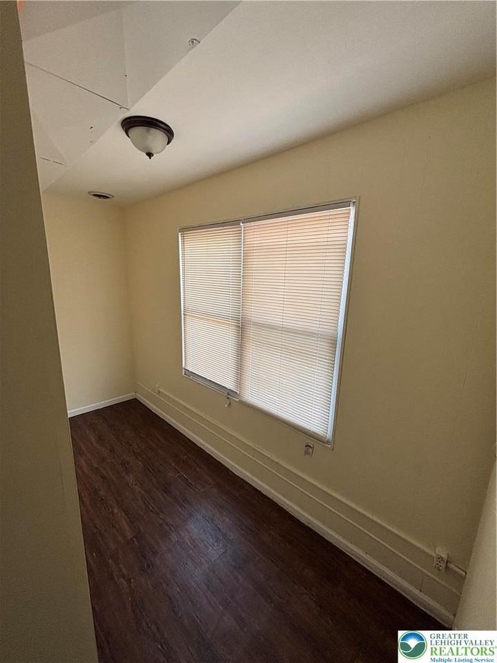 524 W Walnut St ##2 - Photo 5 of 10