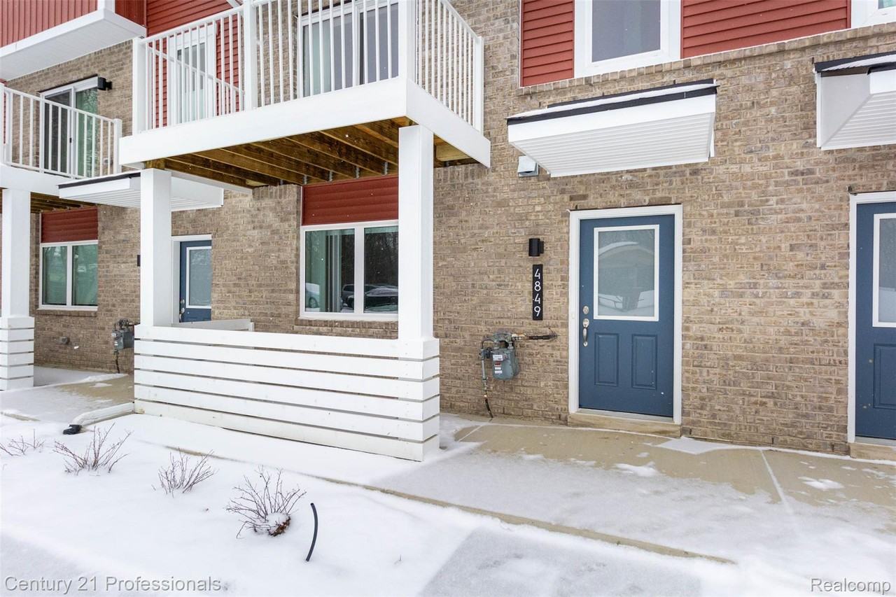 4849 Parkside Ln - Photo 3 of 33