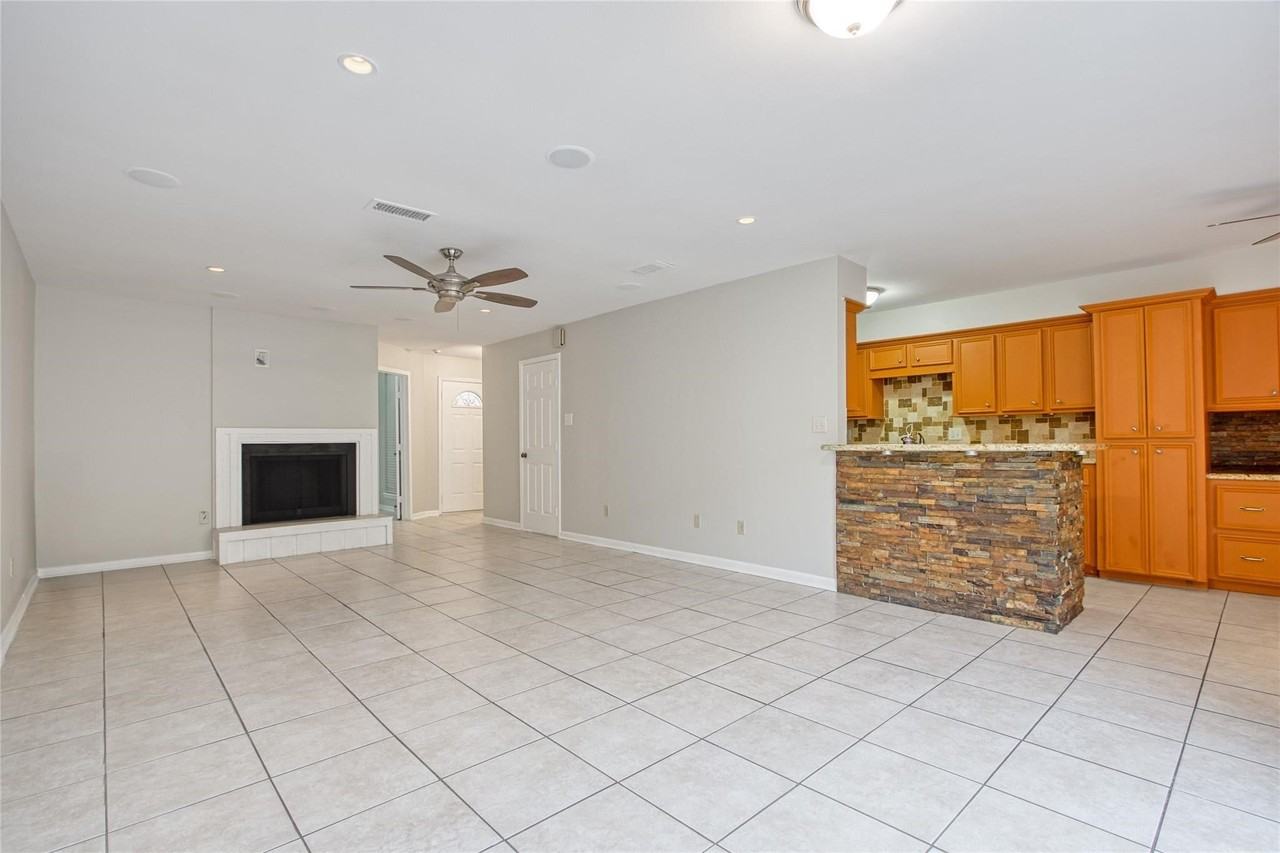 17163 Beaver Springs Dr - Photo 2 of 32