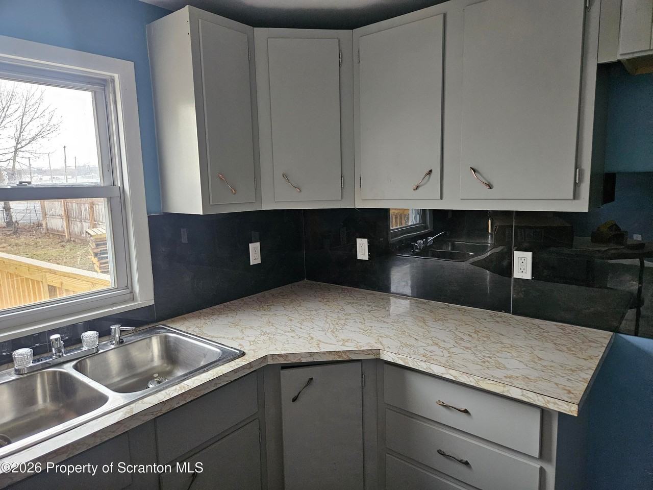 335 Phelps St - Photo 4 of 13