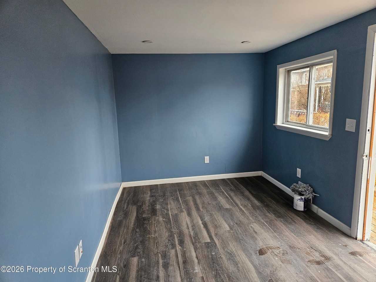 335 Phelps St - Photo 6 of 13