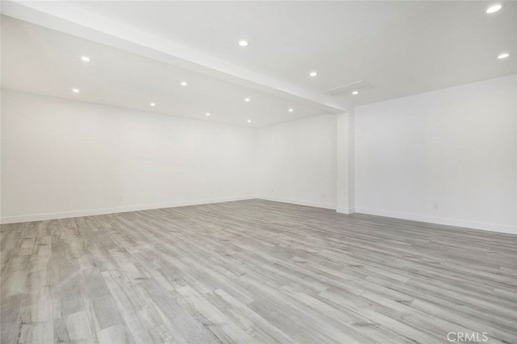 11326 Haskell Ave - Photo 2 of 17