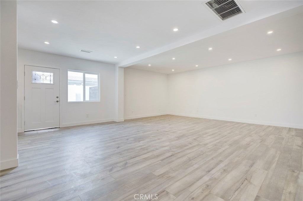 11326 Haskell Ave - Photo 3 of 17