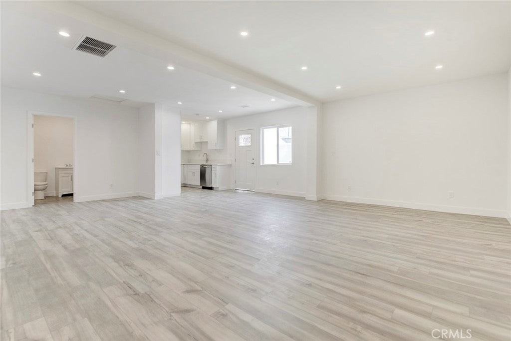 11326 Haskell Ave - Photo 4 of 17