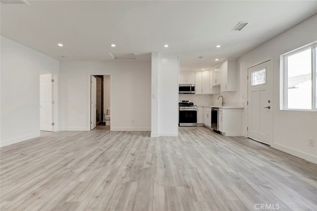 11326 Haskell Ave - Photo 5 of 17