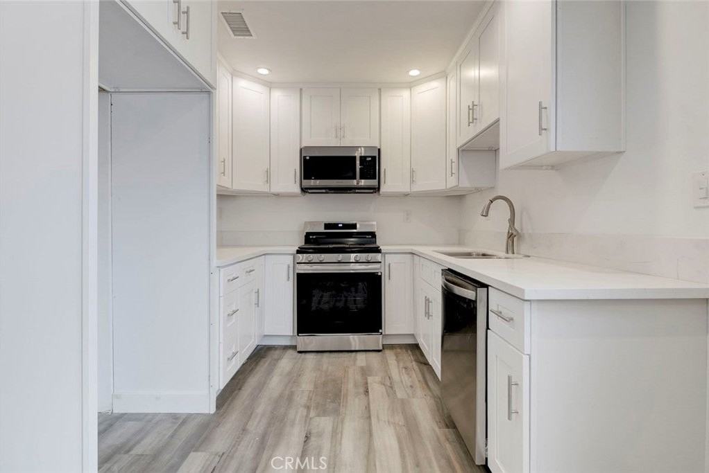 11326 Haskell Ave - Photo 6 of 17