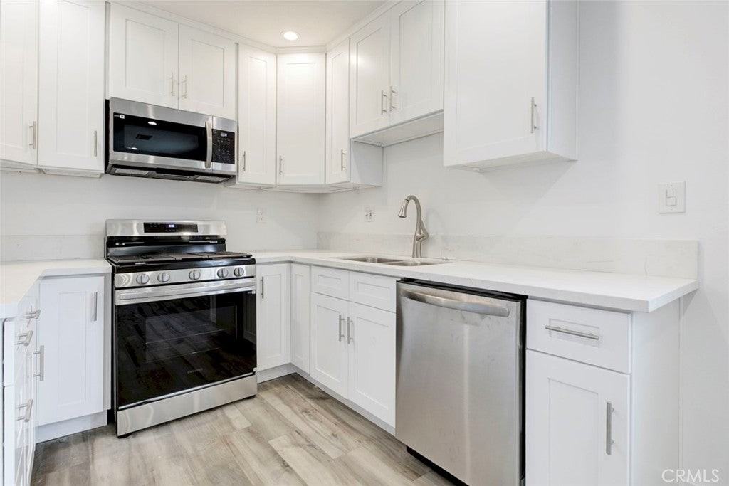 11326 Haskell Ave - Photo 7 of 17