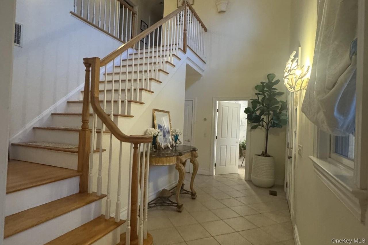 2465 Fairway Dr - Photo 3 of 37