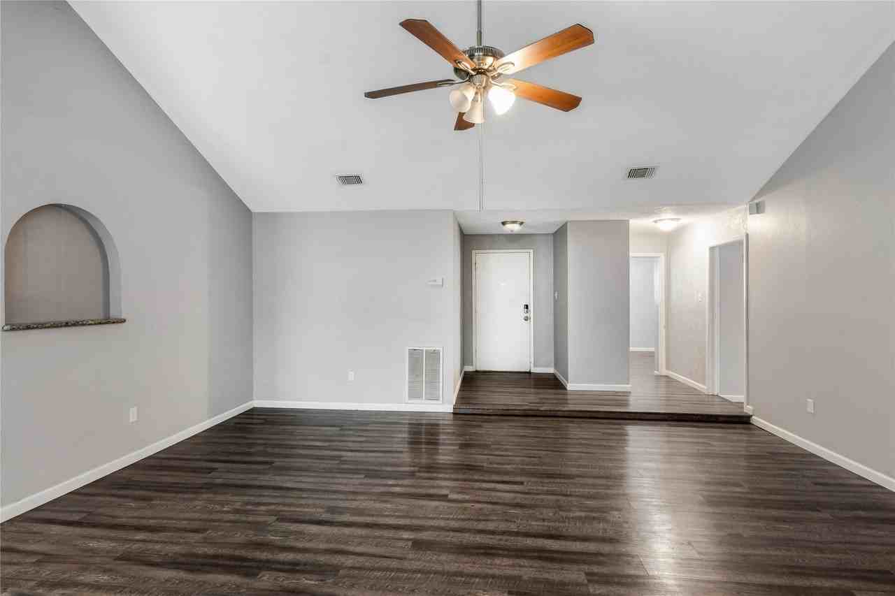 16962 Gleneagle Dr N - Photo 4 of 25