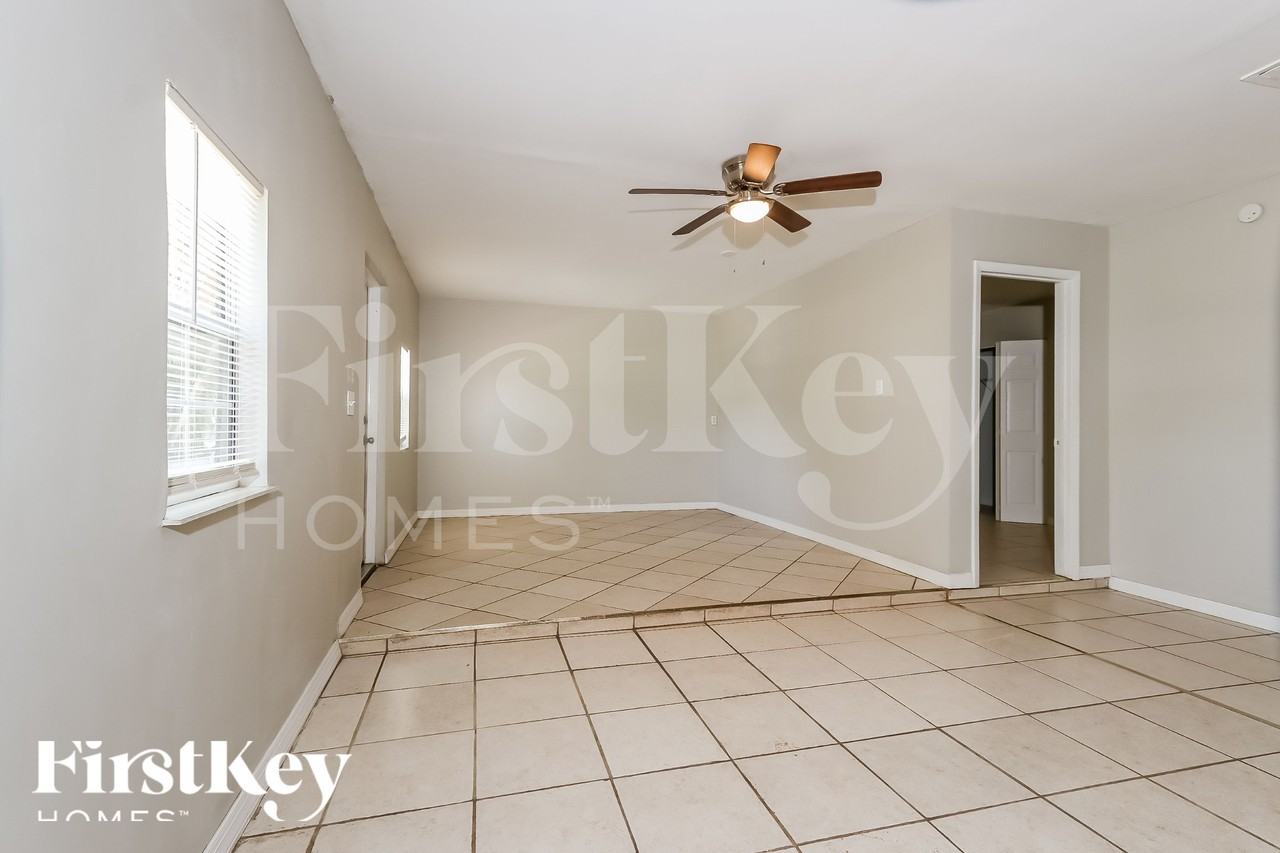 438 Se Streamlet Ave - Photo 5 of 18