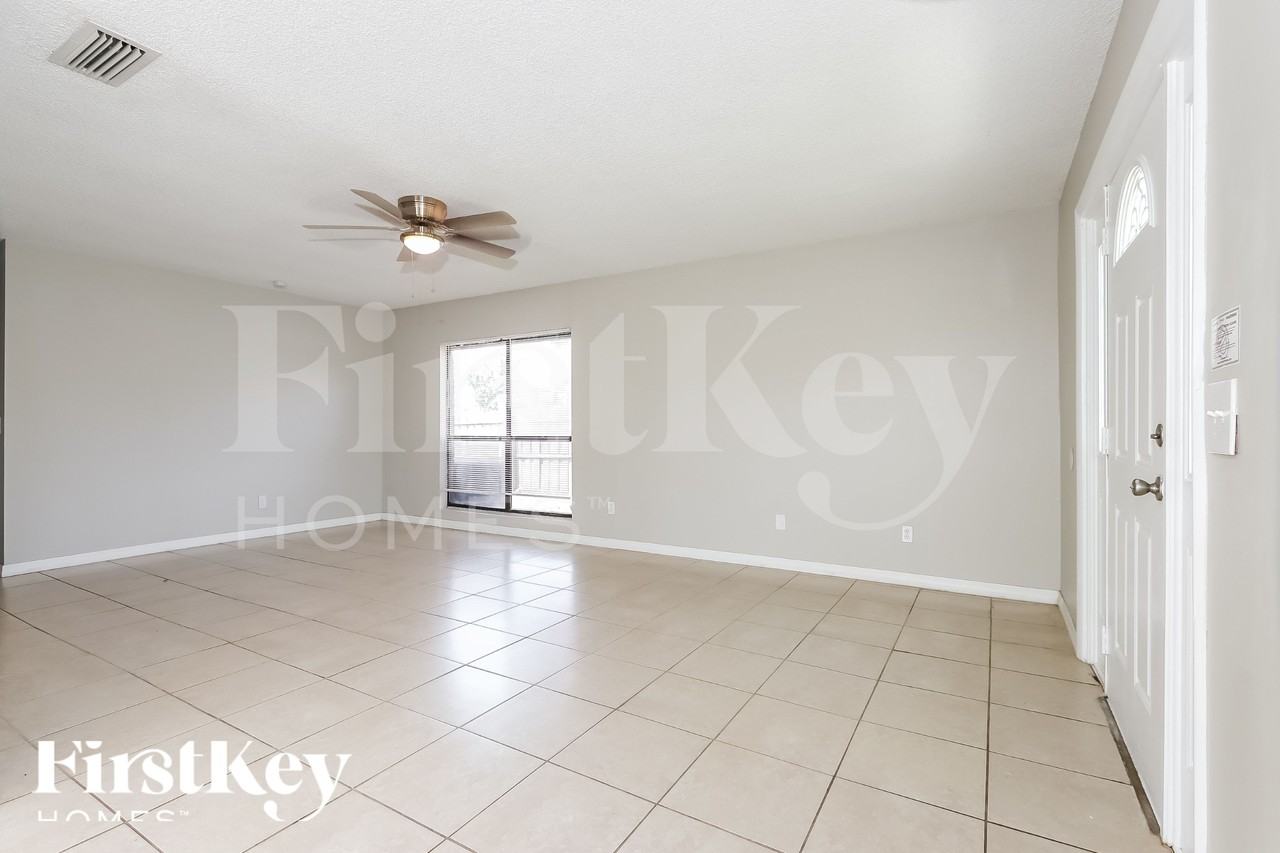 438 Se Streamlet Ave - Photo 6 of 18