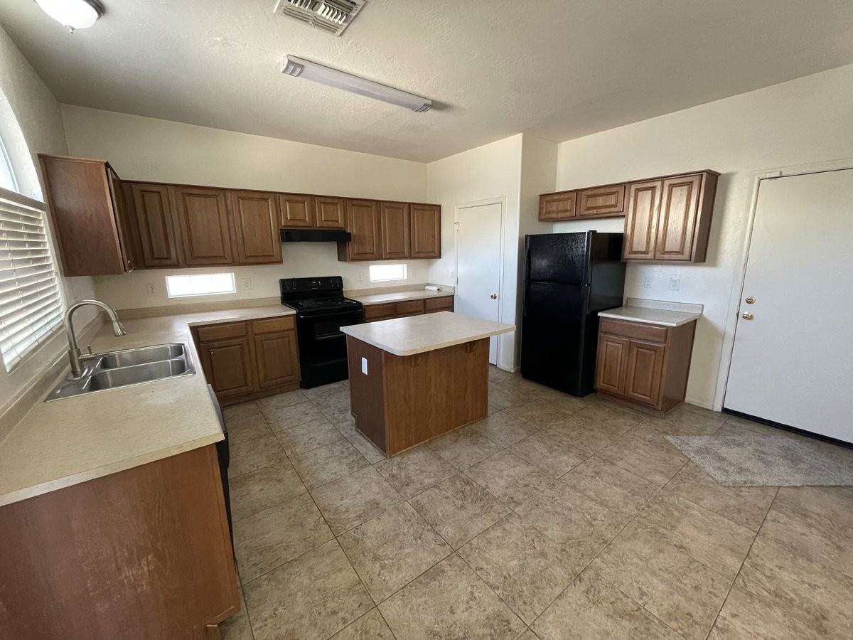 17364 N Marina Ave - Photo 2 of 30